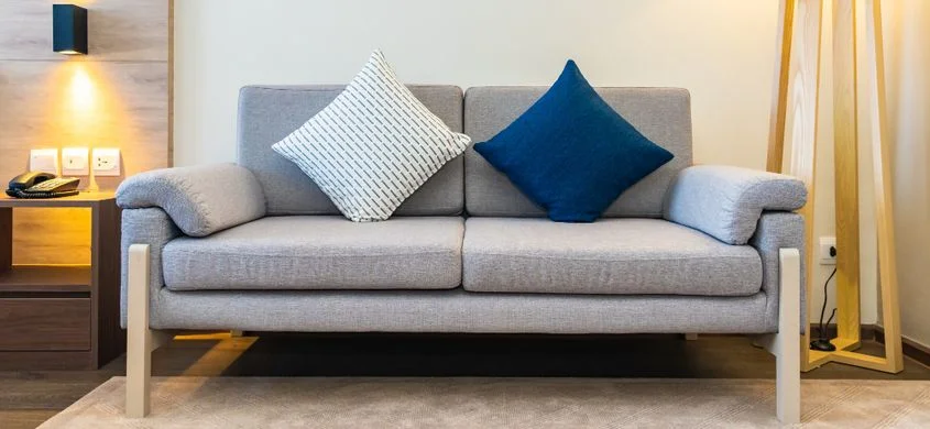 Descubre cómo limpiar la tapicería blanca de un sofá